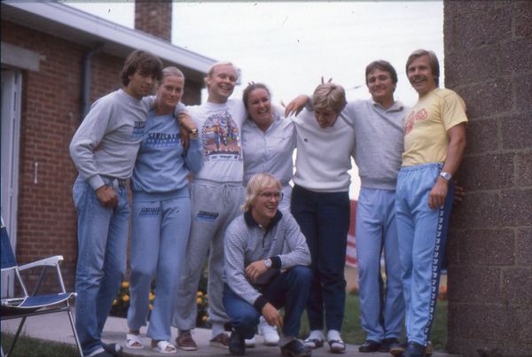 Iloinen suomalaisporukka Belgiassa 1983